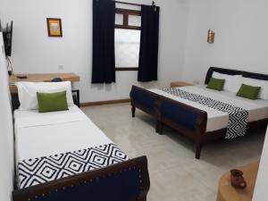 מיטה או מיטות בחדר ב-27 Cafe Zanzibar Airport Hotel
