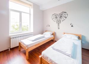 Postel nebo postele na pokoji v ubytování SAHIL Hostel & Hotel