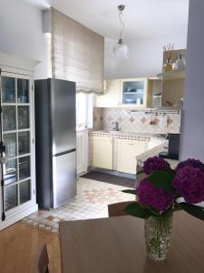 ポルト・サン・ジョルジョにあるTrentHouseのキッチン(冷蔵庫付)、紫の花瓶