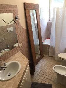 ポルト・サン・ジョルジョにあるTrentHouseのバスルーム(洗面台、トイレ、シャワー付)