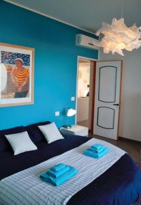 una camera blu con un letto con due asciugamani di Sea, casa sul mare a Termoli