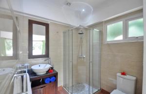 Koupelna v ubytování Yasad Residence + 37 fotografií