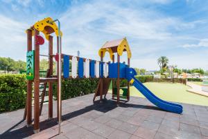 een speeltuin met een glijbaan in een park bij Bellevue Lagomonte in Port d'Alcudia