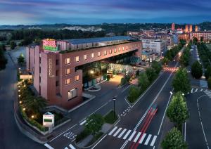 阿尔巴Hotel Ristorante I Castelli的享有城市街道和大楼的顶部景致