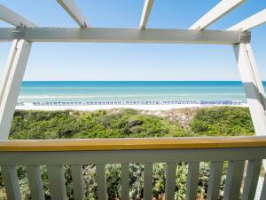 uma vista para a praia a partir de uma varanda em WaterColor Inn & Resort em Santa Rosa Beach