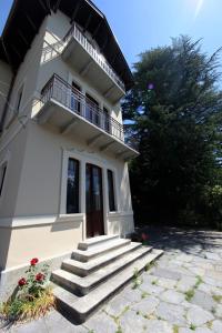 una casa blanca con escaleras delante en Villa Emilia en Craveggia