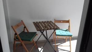 uma mesa e duas cadeiras sentadas ao lado uma da outra em Vivenda Valverde em Nazaré
