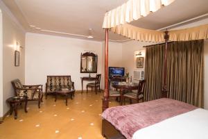 Postel nebo postele na pokoji v ubytování LMB Hotel City Centre, Jaipur