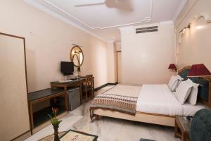 Postel nebo postele na pokoji v ubytování LMB Hotel City Centre, Jaipur