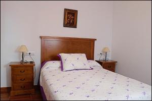 コニル・デ・ラ・フロンテーラにあるApartamento Loyolaのベッドルーム1室(ベッド1台付)、2泊分のスタンド(ランプ付)