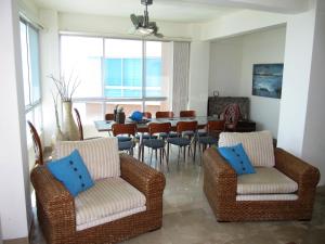 a dining room with two chairs and a table at Penthouse de lujo. Carabelas de Colón in Playas