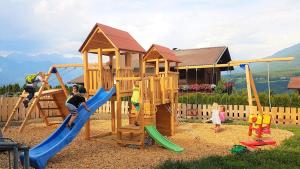 einen Spielplatz mit Kindern auf einer Rutsche in der Unterkunft Ferienwohnung Stillerhof in Innsbruck