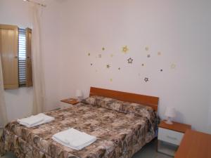 シラクーサにあるCasa Biancaのベッドルーム1室(壁に星が付いたベッド1台付)