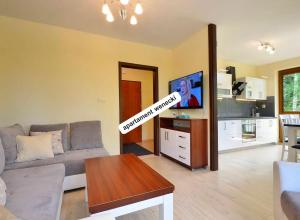 Kuchyňa alebo kuchynka v ubytovaní Karpacz4you - Apartamenty - Parking - WAKACJE w Górach 2025 - SKALNY STÓŁ 2,4 h