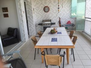a dining room with a table and chairs at Vista ao Mar & Lazer Total in Guarujá