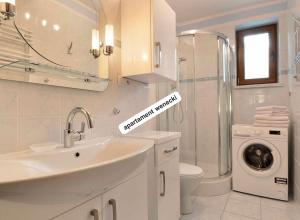 Kúpeľňa v ubytovaní Karpacz4you - Apartamenty - Parking - WAKACJE w Górach 2025 - SKALNY STÓŁ 2,4 h