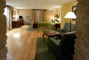 Ein Sitzbereich in der Unterkunft Hotel Pazo de Lestrove by Pousadas de Compostela