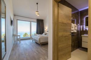 Posteľ alebo postele v izbe v ubytovaní Villa Yanko, large pool stunning sea view + 37 fotografií