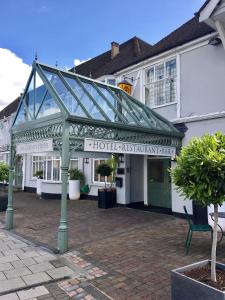 un panneau indiquant un restaurant d'hôtel devant un bâtiment dans l'établissement County Hotel, à Chelmsford