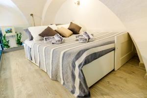 シラクーサにあるDammuso di Ponente Ortigiaのベッドルーム1室(大型ベッド1台付)