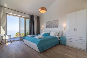 Posteľ alebo postele v izbe v ubytovaní Villa Yanko, large pool stunning sea view