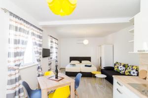 een woonkamer met een bank en een tafel bij ABC Lapad Apartments in Dubrovnik +39 foto's