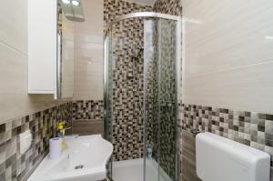 een badkamer met wastafel, douche en toilet bij ABC Lapad Apartments in Dubrovnik