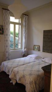 a bedroom with a bed and a window at Chambres d'Hôtes les Charmettes in Étretat