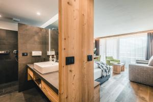 Kúpeľňa v ubytovaní Dolasilla Mountain Panoramic Wellness Hotel