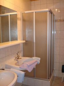 Kylpyhuone majoituspaikassa Haus Rohr