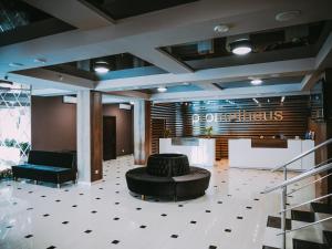 una hall con sedia, sgabello e tavolo di Tskaltubo Hotel Prometheus a Tskhaltubo Altre 37 foto