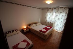 Postel nebo postele na pokoji v ubytování Apartmens Adriana