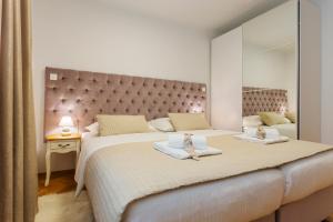 - une chambre avec un grand lit et des serviettes dans l'établissement Valum Luxury Apartment, à Split