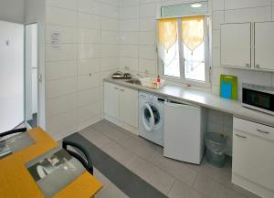 a kitchen with a washer and a washing machine at Appartements Katharina in Bremerhaven