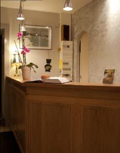 a counter in a room with flowers on it at Les Tilleuls in Saint-Cirgues-de-Jordanne