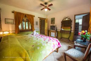 Llit o llits en una habitació de Hotel Casa Pomarrosa