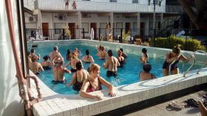 un gruppo di persone in piscina di Hotel Mar Del Plata a Termas de Río Hondo
