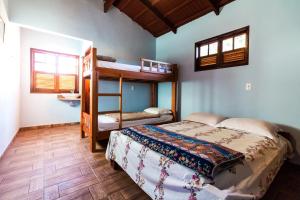 سرير بطابقين أو أسرّة بطابقين في غرفة في Hostel Rua Direita Pirenópolis