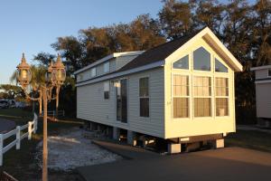 奥兰多Orlando RV Resort的车道上的小房子