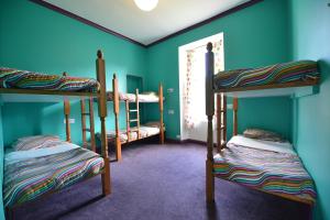 Säng eller sängar i ett rum på Oban Backpackers