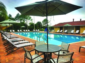 Der Swimmingpool an oder in der Nähe von Orlando RV Resort