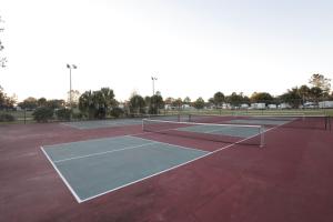 Tennis und/oder Squash in der Unterkunft Orlando RV Resort oder in der Nähe