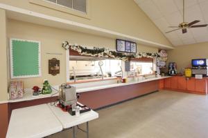 ein Fast-Food-Restaurant mit einer Theke in einem Zimmer in der Unterkunft Orlando RV Resort in Orlando
