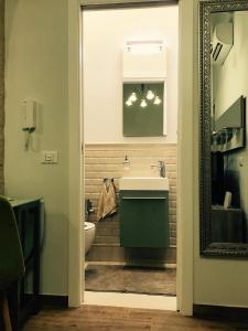 シラクーサにあるCasa Fuitinaのバスルーム(洗面台、トイレ、鏡付)