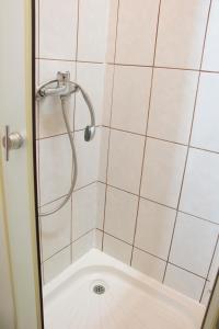 y baño con ducha con cabezal de ducha. en Garsoniera Alegna, en Sibiu