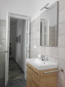 タリファにあるAve María 10のバスルーム(洗面台、鏡付)
