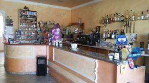 a bar in a restaurant with a counter top at Hotel Santa Caterina in Gizzeria