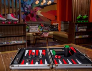 Biliár nebo kulečník v ubytování Hotel Zed Kelowna