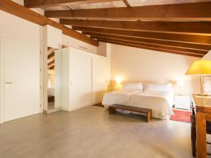 Łóżko lub łóżka w pokoju w obiekcie Ca' n Beia Suites - Adults Only