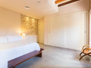 Łóżko lub łóżka w pokoju w obiekcie Ca' n Beia Suites - Adults Only